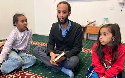 Unga Fiskar i moskén på ramadan